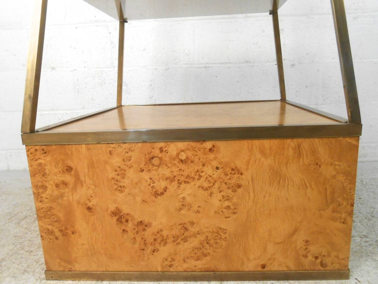  Mid-Century Modern Milo Baughman Style Burl Wood Pyramid Display Étagère In Good Condition In Brooklyn, NY