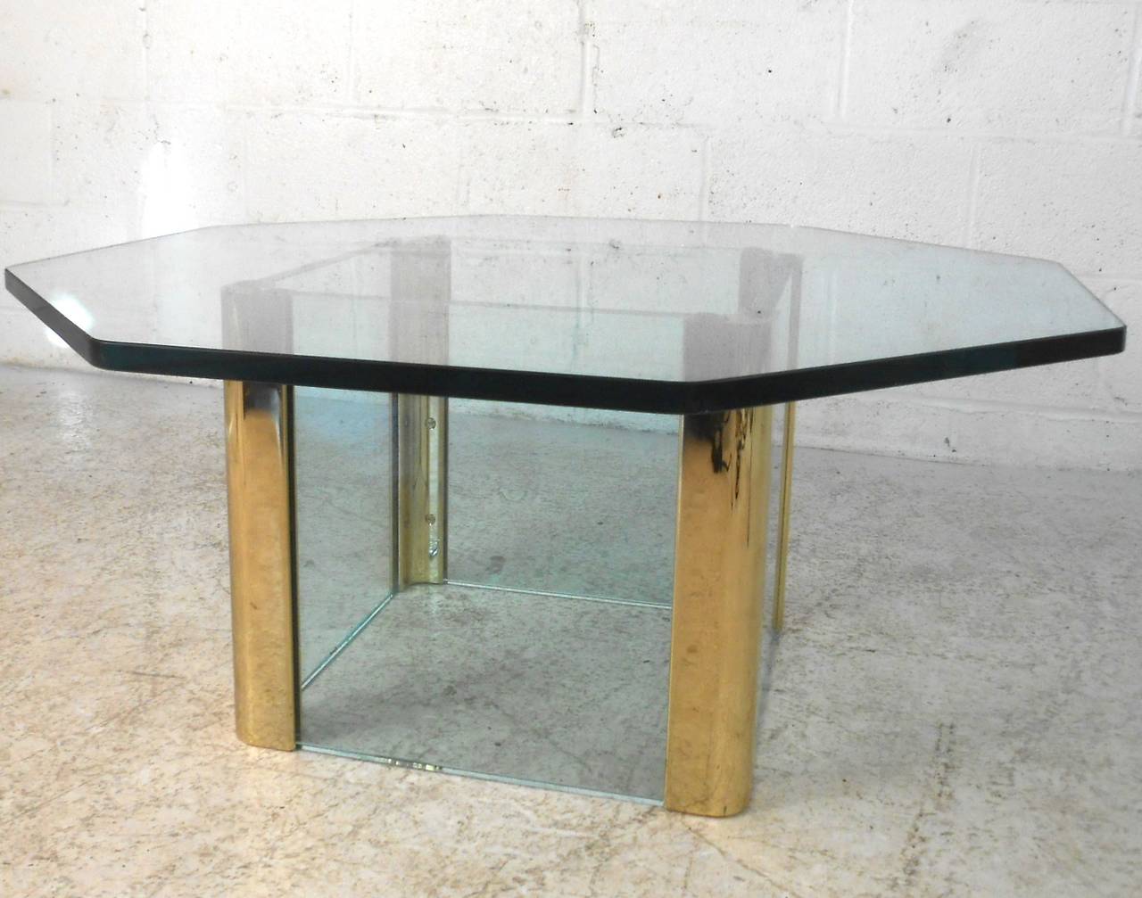Américain Table basse moderne du milieu du siècle dernier en laiton et verre d'après Leon Rosen en vente