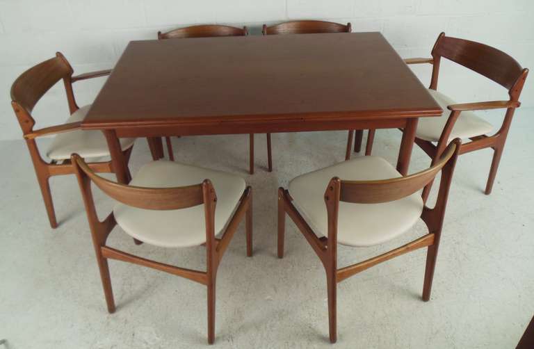 Esstisch aus Teakholz mit ausziehbaren Blättern und sechs Teakholzstühlen:: entworfen von Eric Buch und hergestellt von Oddense Maskinsnedkeri. Label Danish Furniture Makers Control.