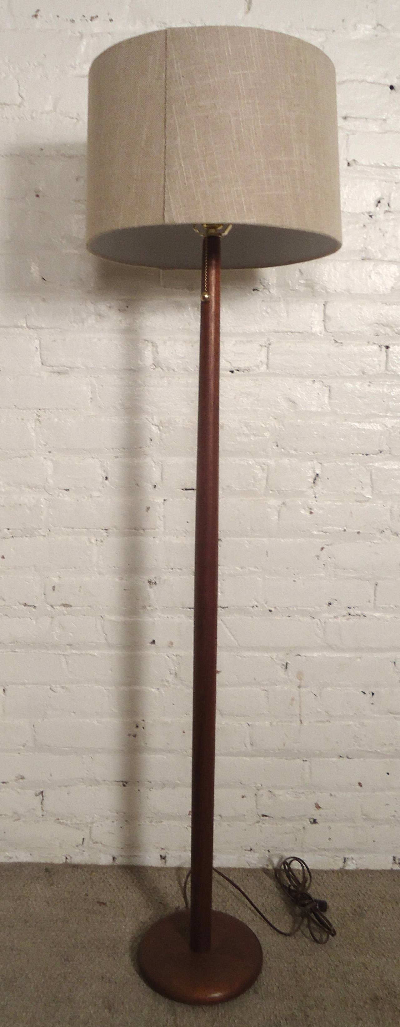 Vintage-Modern Danish standing lamp with sculpted frame that tapers at the top and base. Solid teak with brass harp and shade support, pull string switch.

(Please confirm item location - NY or NJ - with dealer)