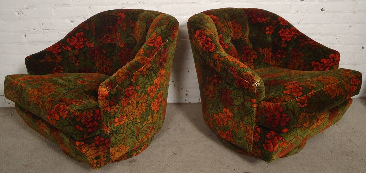 Pair of vintage modern upholstered swivel club chairs. Great barrel back form and tufted back. A Directional design by Sedgefield. 

(Please confirm item location - NY or NJ - with dealer).