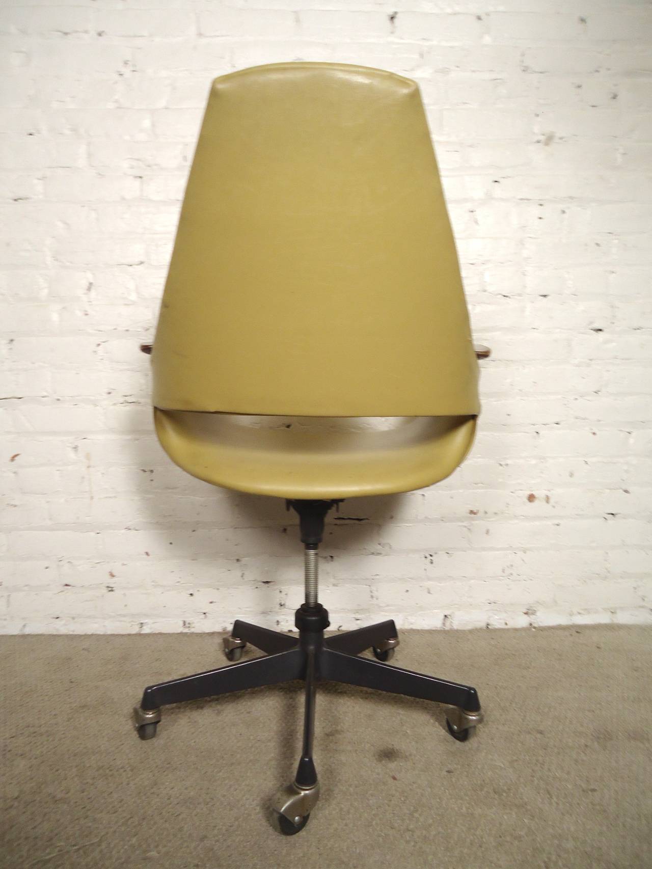 Mid-Century Modern Rolling Desk Chair In Good Condition In Brooklyn, NY