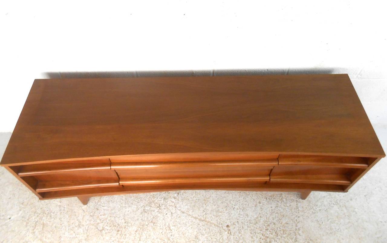 Mid-Century Modern Curved Front Credenza In Good Condition In Brooklyn, NY