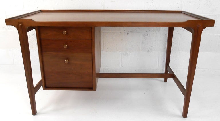 This Drexel Walnut desk combines beautifully simple design with storage and workspace to make an excellent addition to any home or office. 

Please confirm item location ((NY or NJ).