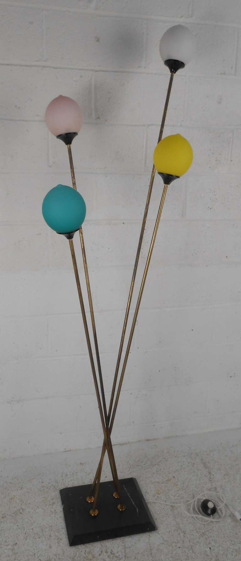 Juguetona lámpara de pie moderna Vintage Italian Lamp Moderno de mediados de siglo en venta