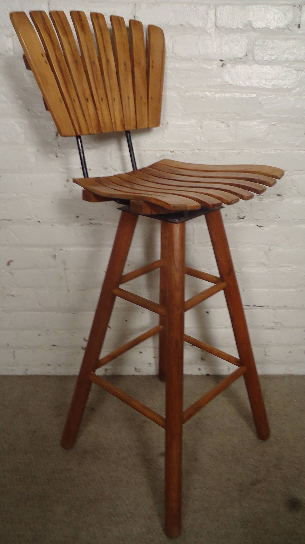 Arthur Umanoff style slat stools, tall and comfortable design perfect for kitchen or bar use. Swivel seats with bent slats on an iron frame.
Multiple available. Listing is for one.

(Please confirm item location - NY or NJ - with dealer)