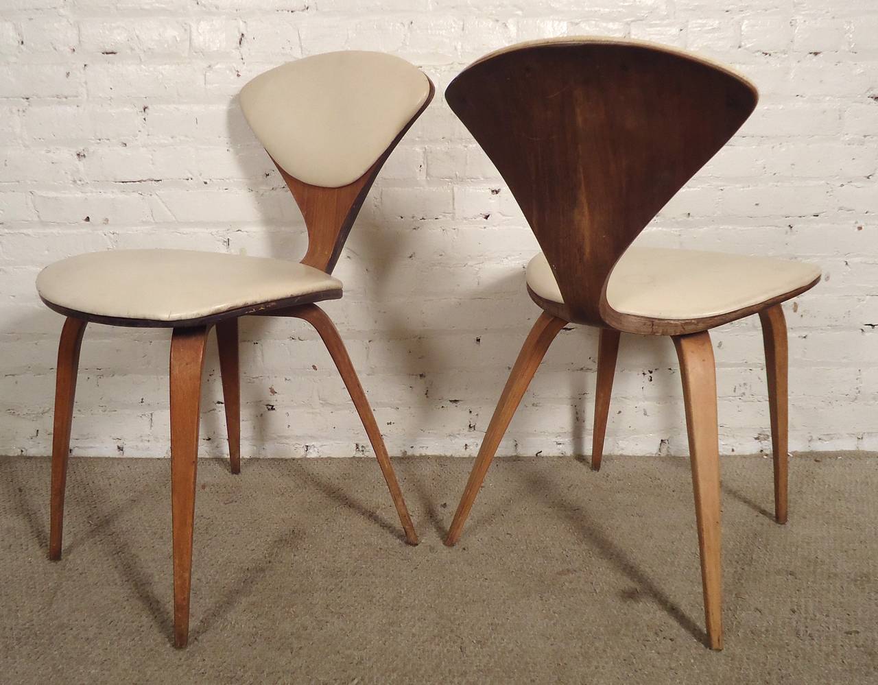 Beautiful Mid-Century bentwood chairs designed by Norman Cherner. Great vintage design with exaggerated curves and finely tapered legs.

(Please confirm item location - NY or NJ - with dealer).