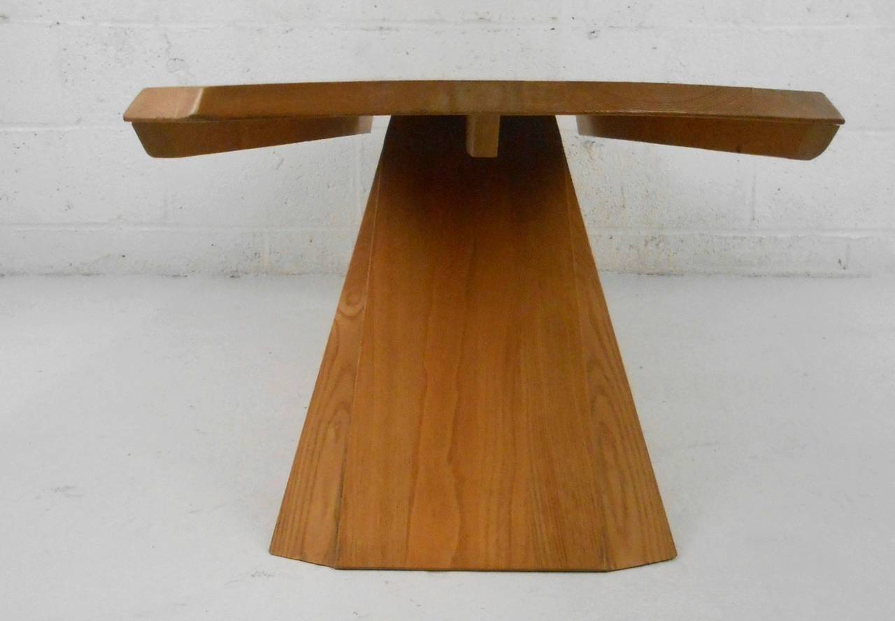 Unique Mid-Century Modern Style Cantilever Studio Coffee Table In Good Condition In Brooklyn, NY