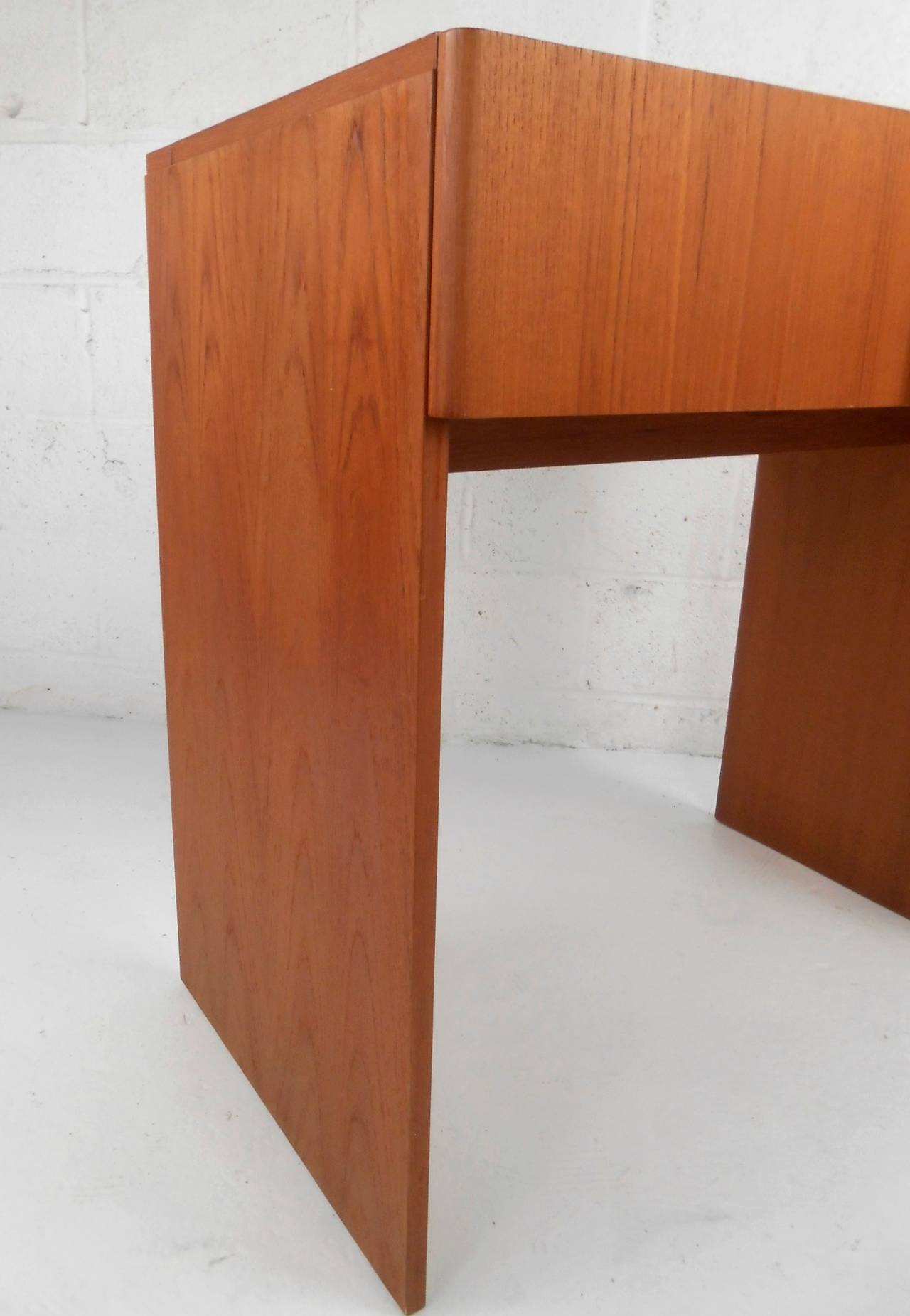 Mid-Century Modern Danish Teak Vanity Dressing Table by Vinde Mobelfabrik 1