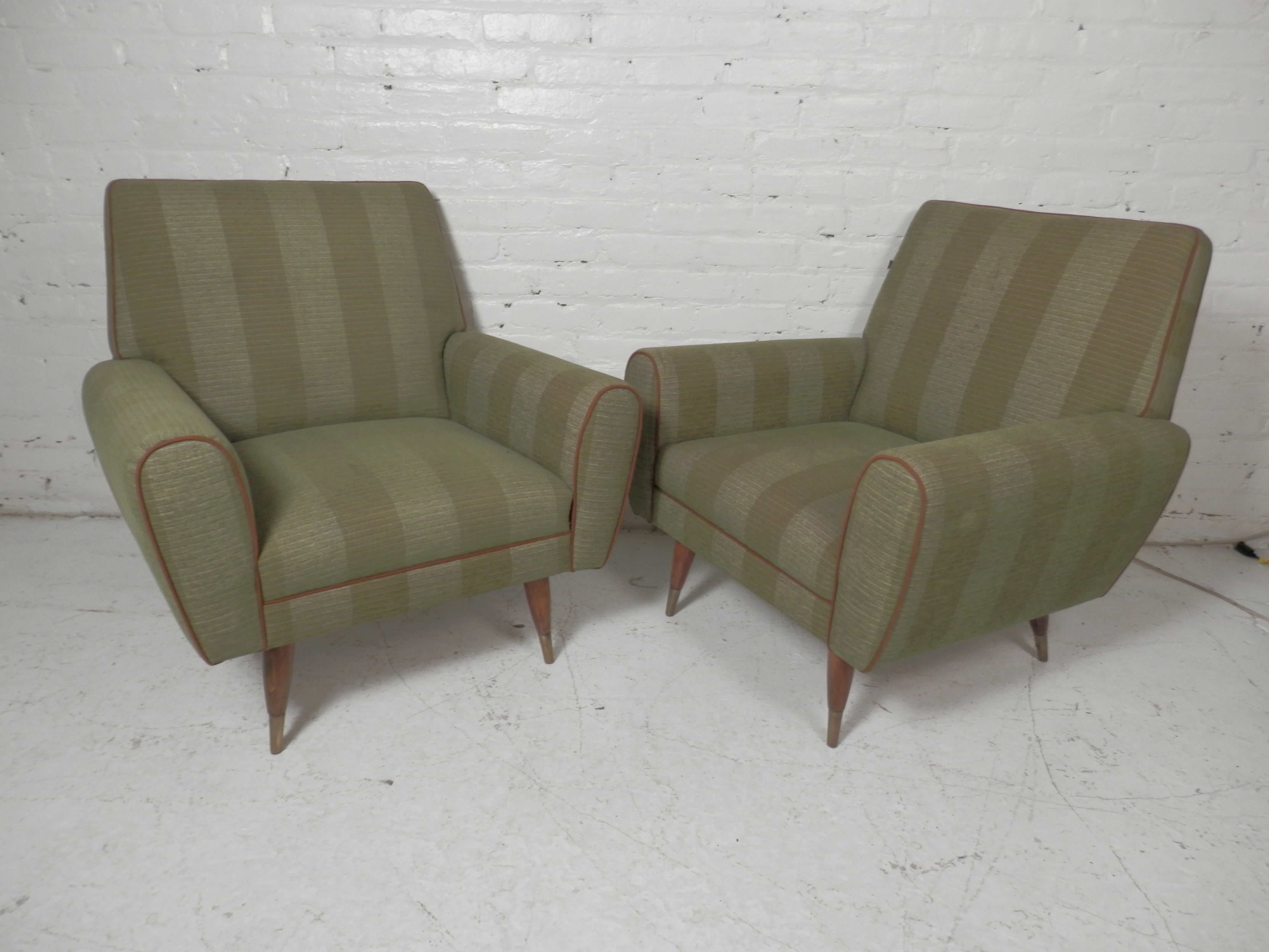 Mid-Century Modern Pair of Mid-Century Club Chairs