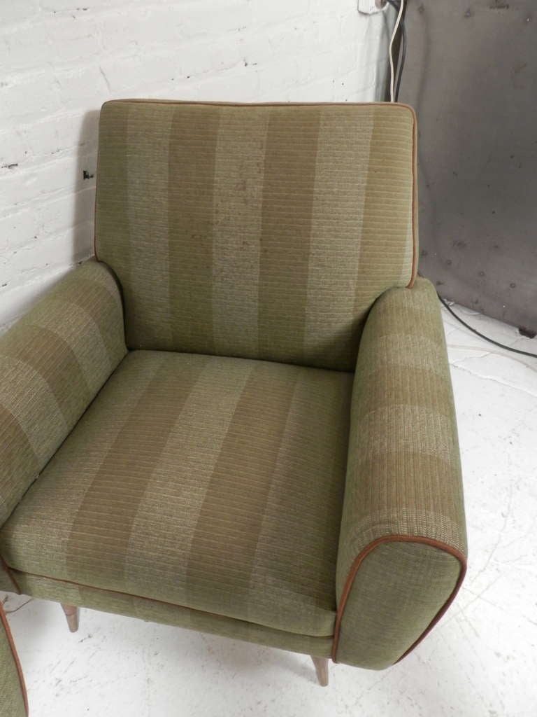 Pair of Mid-Century Club Chairs In Good Condition In Brooklyn, NY