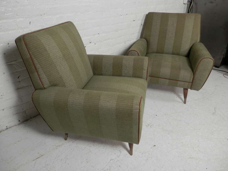 Pair of Mid-Century Club Chairs 1