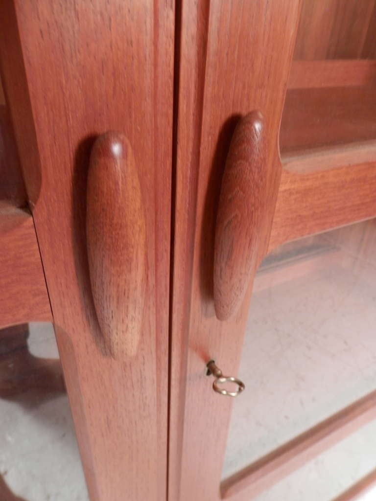 Teak Glastür Schrank von Dyrlund (Moderne der Mitte des Jahrhunderts)