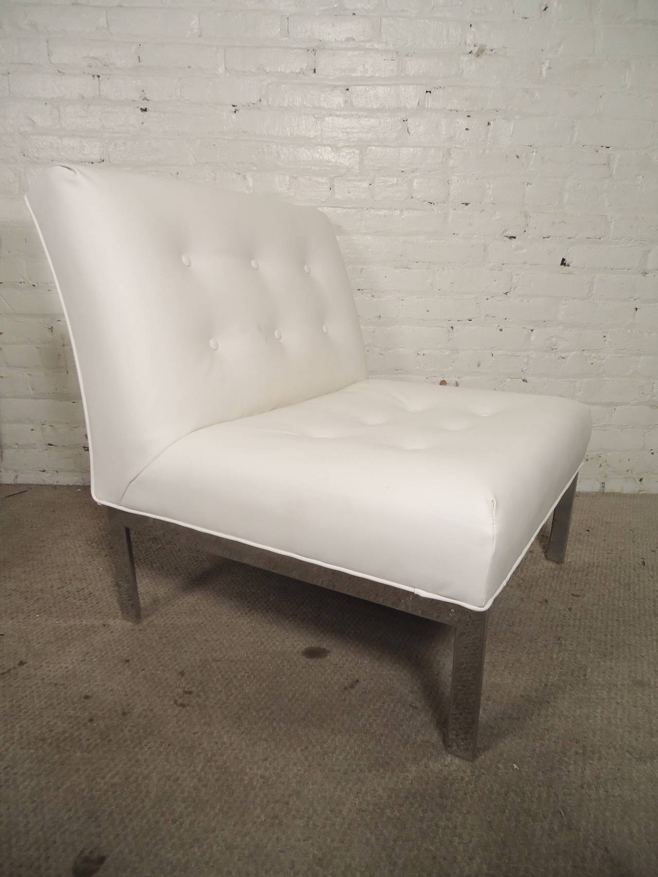 Sleek and sturdy side chairs with polished chrome base, newly recovered in a tufted white Naugahyde. Simple and handsome in style, great for home or office.

(Please confirm item location - NY or NJ - with dealer).