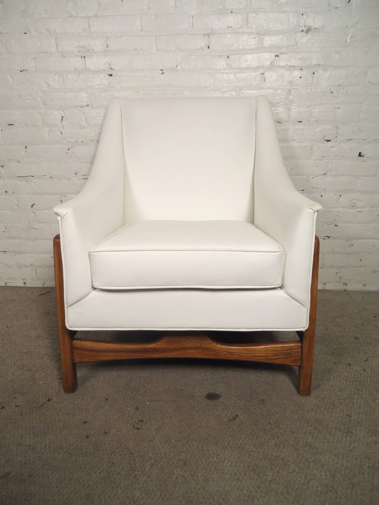 Recovered Mid-Century rocking lounge chair by DUX. Set on a sculpted walnut frame with sweeping lines down the arms. Very comfortable and stylish.

(Please confirm item location - NY or NJ - with dealer).