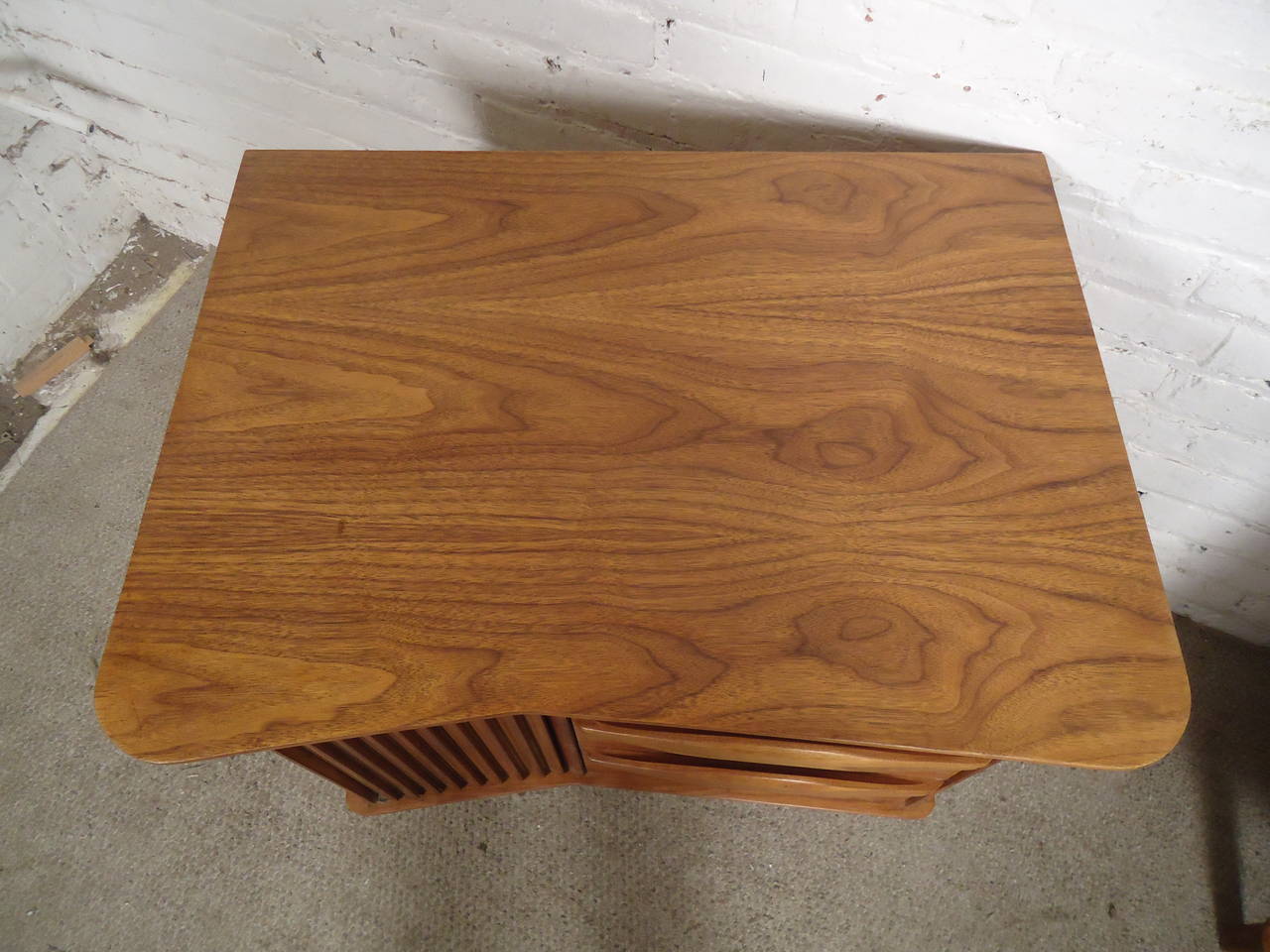Distinct Mid-Century Modern Angled Top Nightstands In Good Condition In Brooklyn, NY