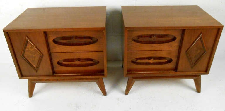 Pair of Vintage Modern Walnut End Tables In Good Condition In Brooklyn, NY