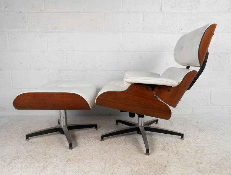 Mid-Century Modern George Mulhauser Chair and Ottoman by Plycraft In Good Condition In Brooklyn, NY