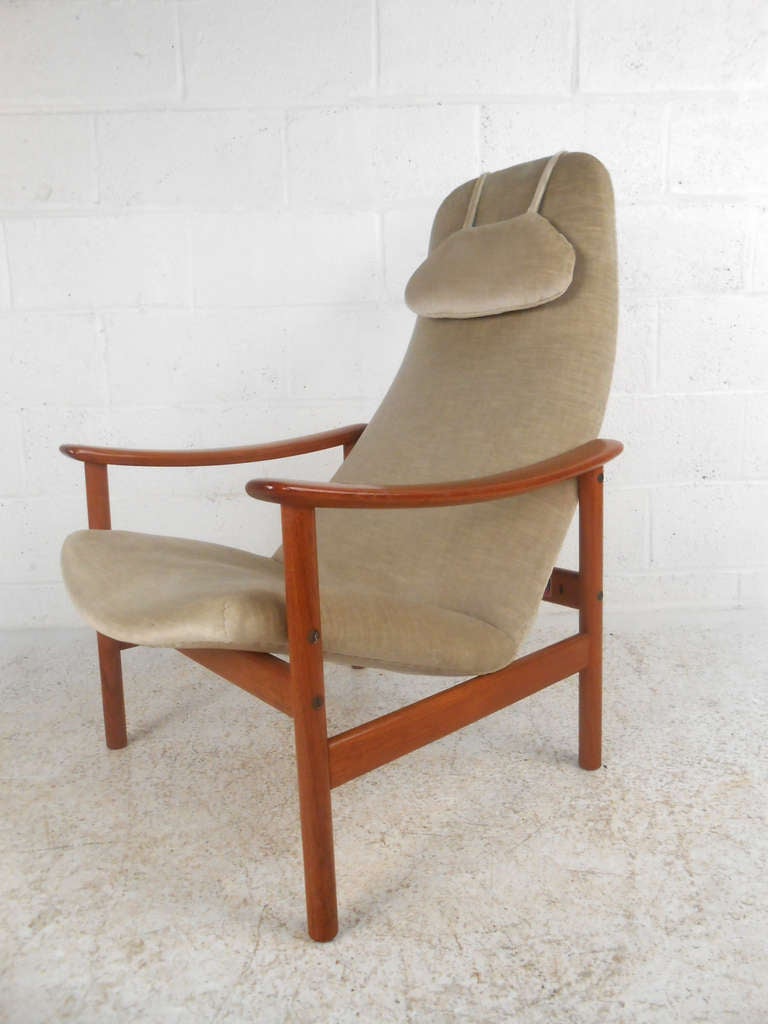 This comfortable vintage lounge chair features sturdy construction and impeccable style. The perfect seating solution for any modern or mid-century room. Please confirm item location (NY or NJ).
