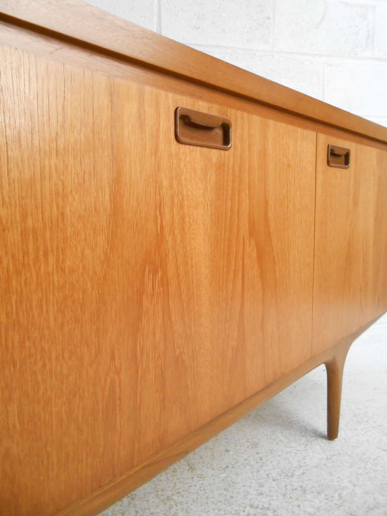 Long Teak Mid-Century Modern Sideboard In Good Condition In Brooklyn, NY