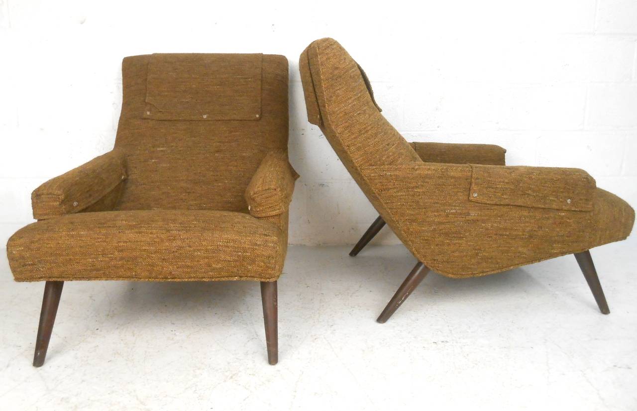Pair of Unique Mid-Century Modern Lounge Chairs with Ottomans In Good Condition In Brooklyn, NY