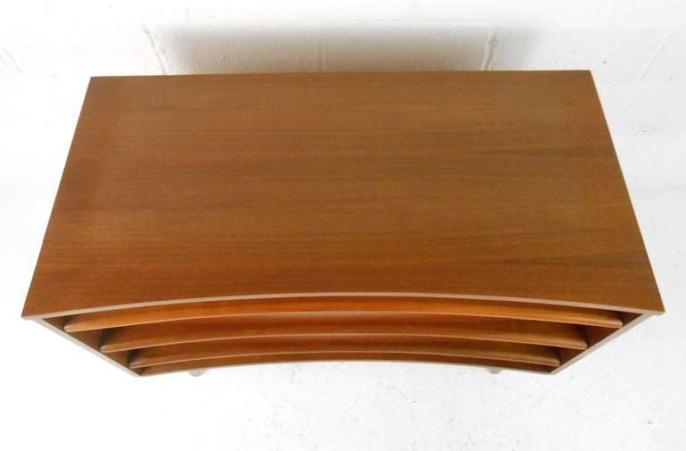 Mid-Century Modern Walnut Curved Front Dresser In Good Condition In Brooklyn, NY