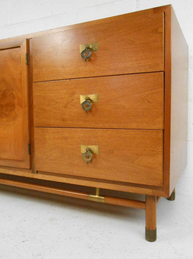 Mid-Century Modern Bedroom Dresser in Burl and Brass  In Good Condition In Brooklyn, NY