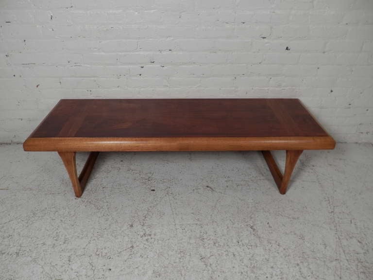 Mid-Century modern coffee table by Lane Furniture company. Classic walnut Lane table with accent golden oak sides and tapered legs. Newly re-finished.

(Please confirm item location - NY or NJ - with dealer)