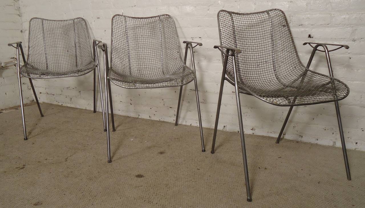 Mid-Century Modern Wire Arm Chair In Distressed Condition In Brooklyn, NY