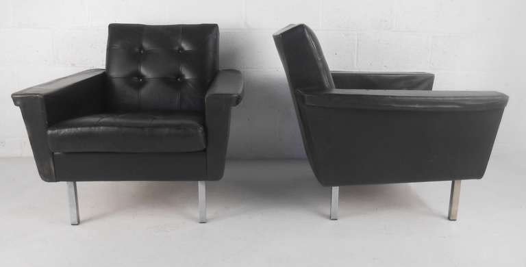 Pair of Mid-Century Modern Leather Lounge Chairs In Fair Condition For Sale In Brooklyn, NY