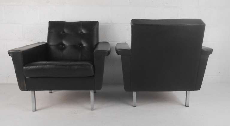 Unknown Pair of Mid-Century Modern Leather Lounge Chairs For Sale