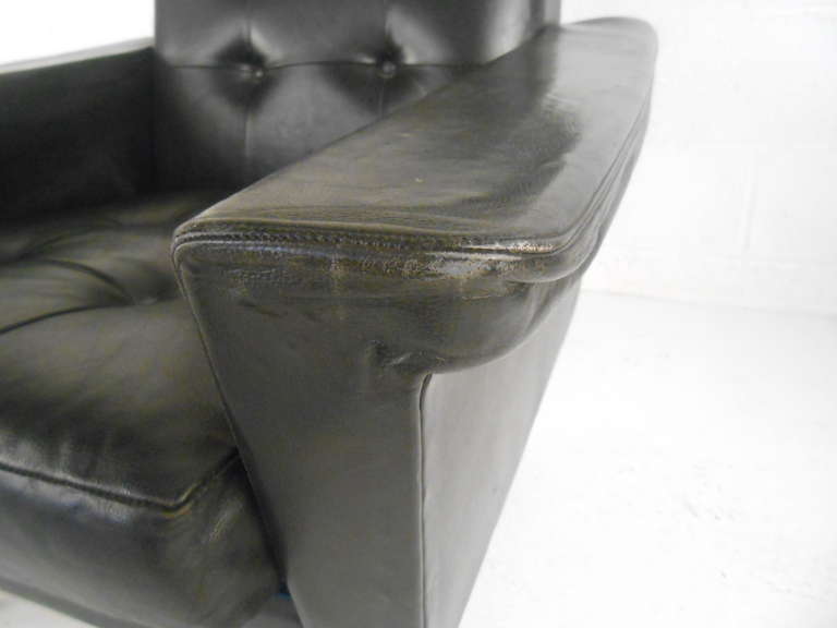 Metal Pair of Mid-Century Modern Leather Lounge Chairs For Sale