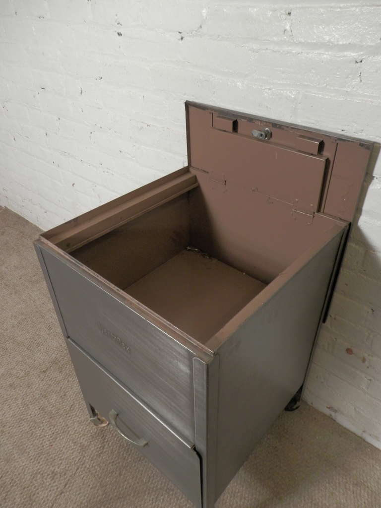 Mid-Century Rollaway Mobile File Cabinet By Vertiflex In Distressed Condition In Brooklyn, NY