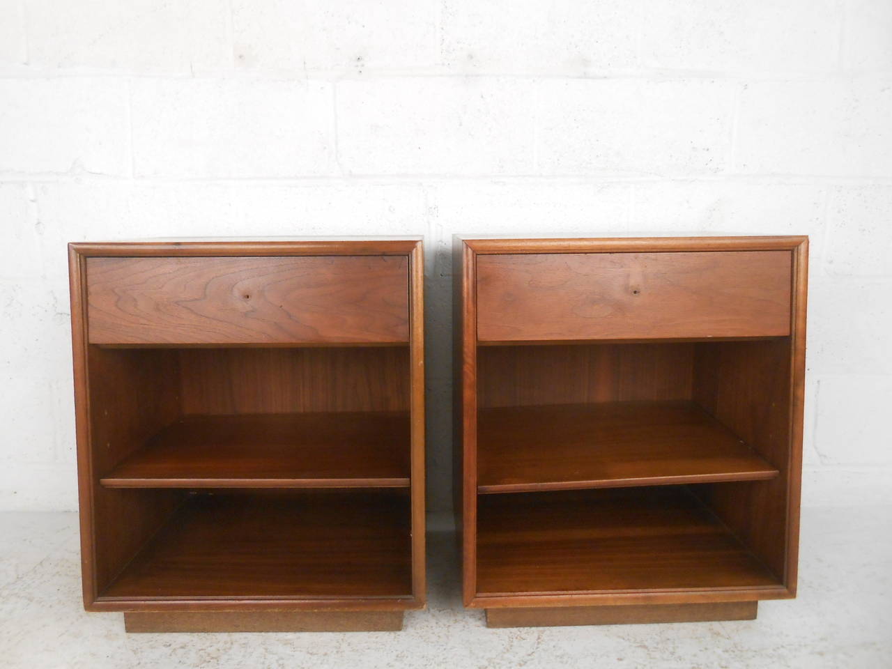 This pair of Mid-Century nightstands by Drexel features solid walnut construction and a single drawer for storage.

Please confirm item location (NY or NJ) with dealer.