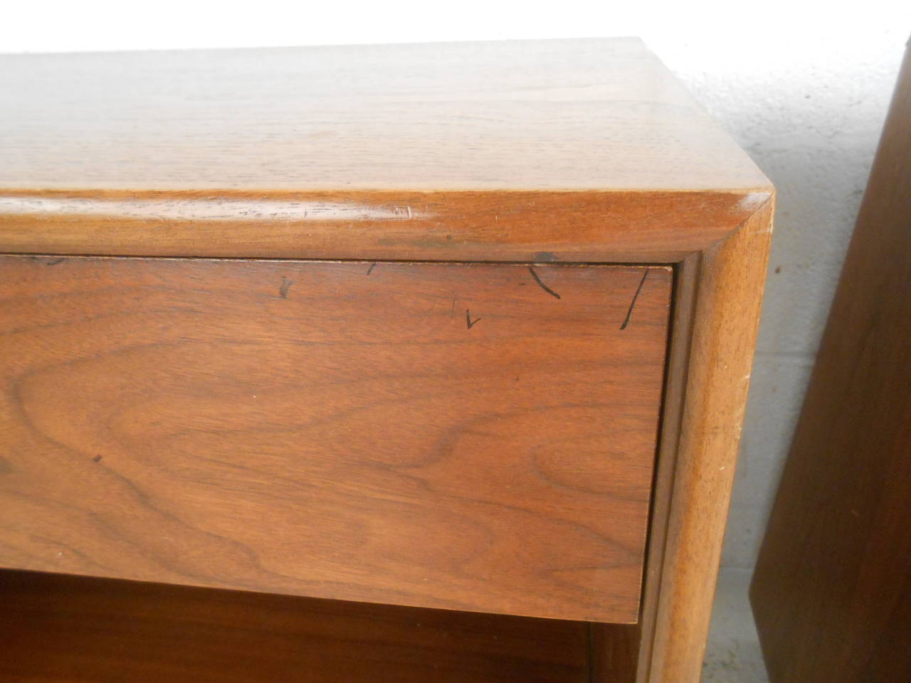 Mid-20th Century Pair of Mid-Century Modern Nightstands by Drexel