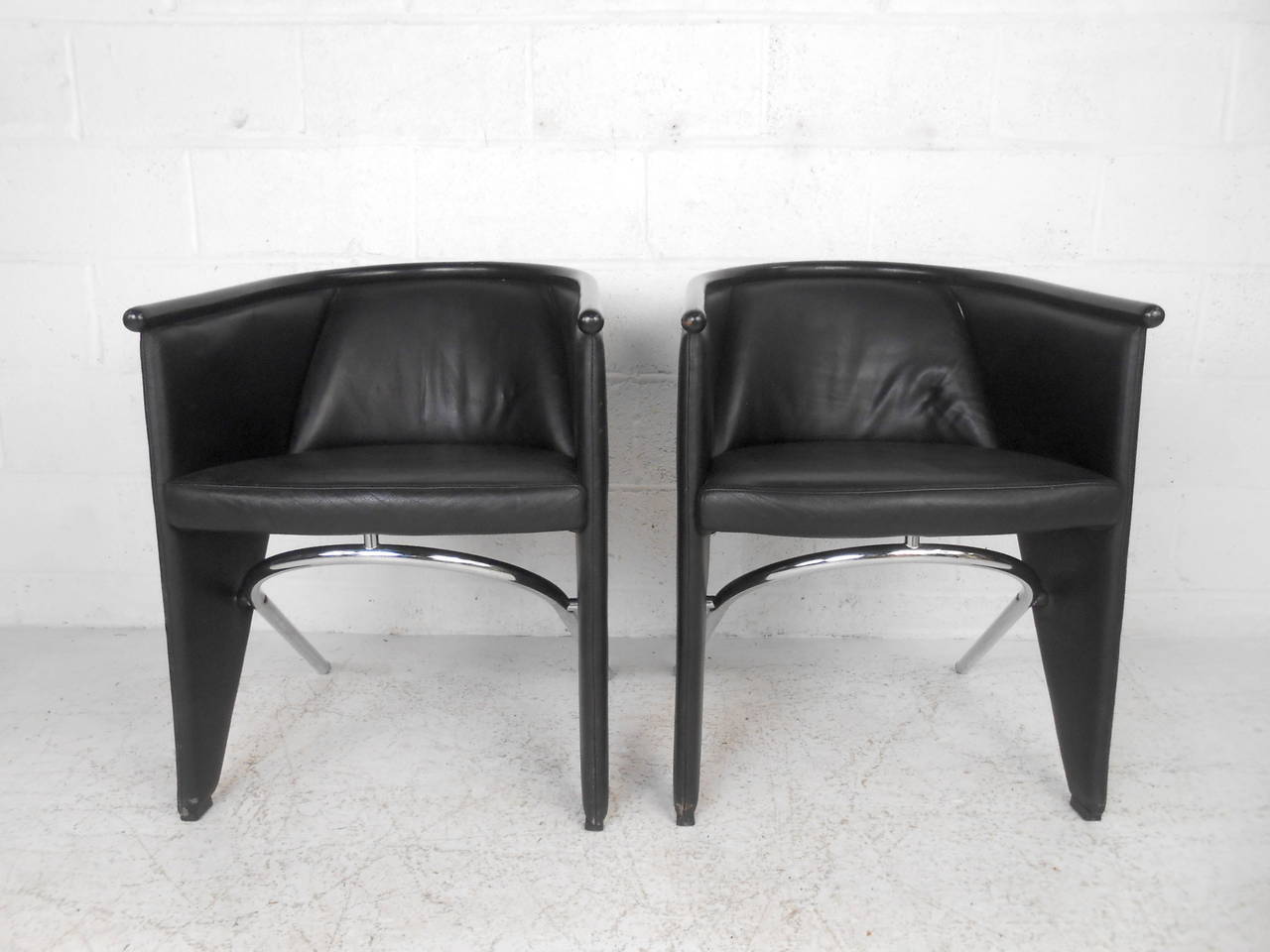 Mid-Century Modern Pair of Modern Leather and Chrome Club Chairs