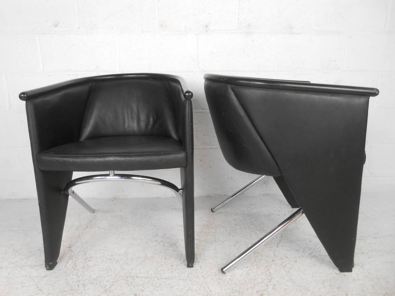 Mid-20th Century Pair of Modern Leather and Chrome Club Chairs