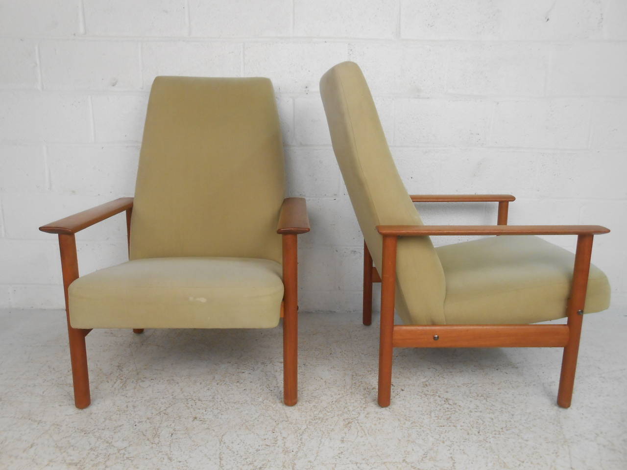 Mid-20th Century Pair of Mid-Century Modern Folke Ohlsson Style Lounge Chairs