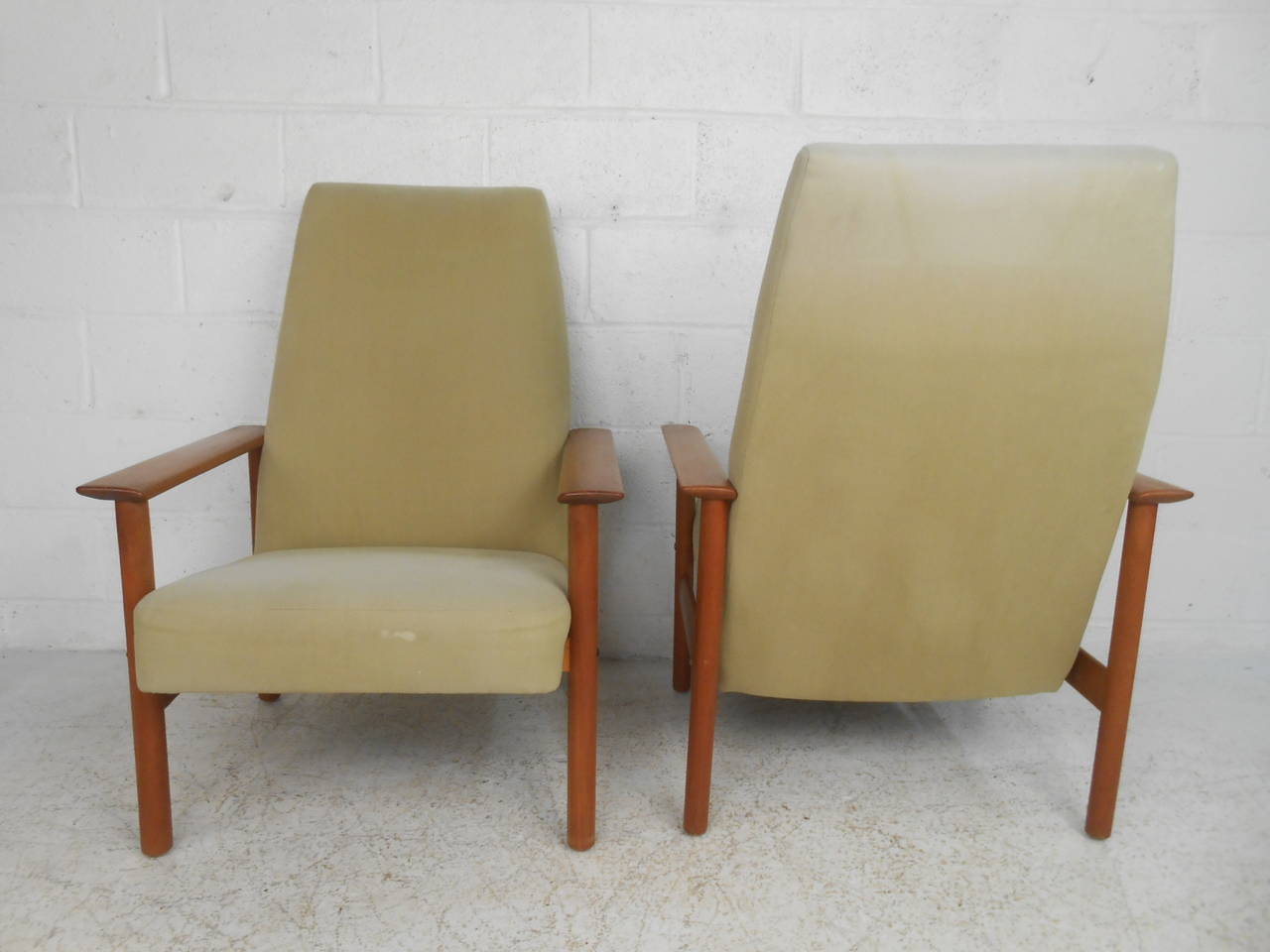 Pair of Mid-Century Modern Folke Ohlsson Style Lounge Chairs In Good Condition In Brooklyn, NY