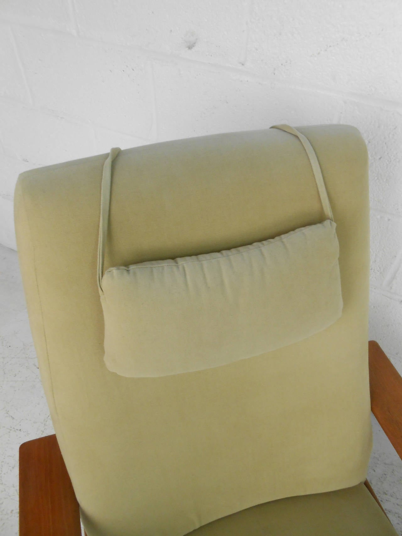 Pair of Mid-Century Modern Folke Ohlsson Style Lounge Chairs 3