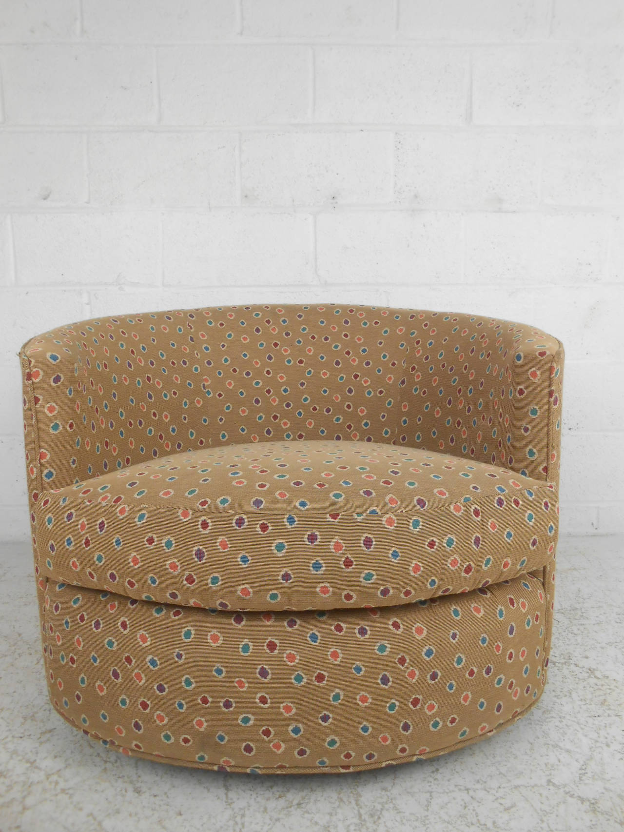Mid-Century Modern Chaise pivotante à dossier tonneau de style Milo Baughman, moderne du milieu du siècle dernier en vente