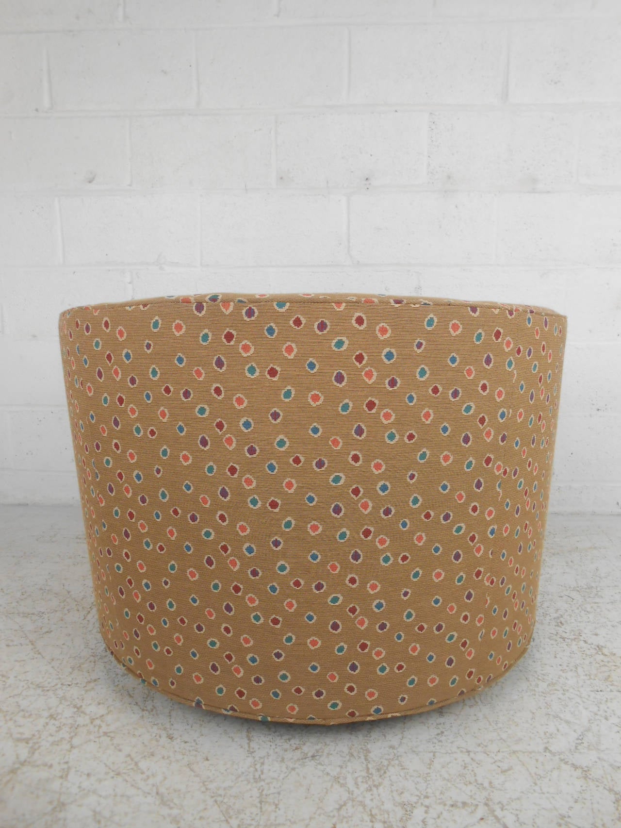 Tissu Chaise pivotante à dossier tonneau de style Milo Baughman, moderne du milieu du siècle dernier en vente