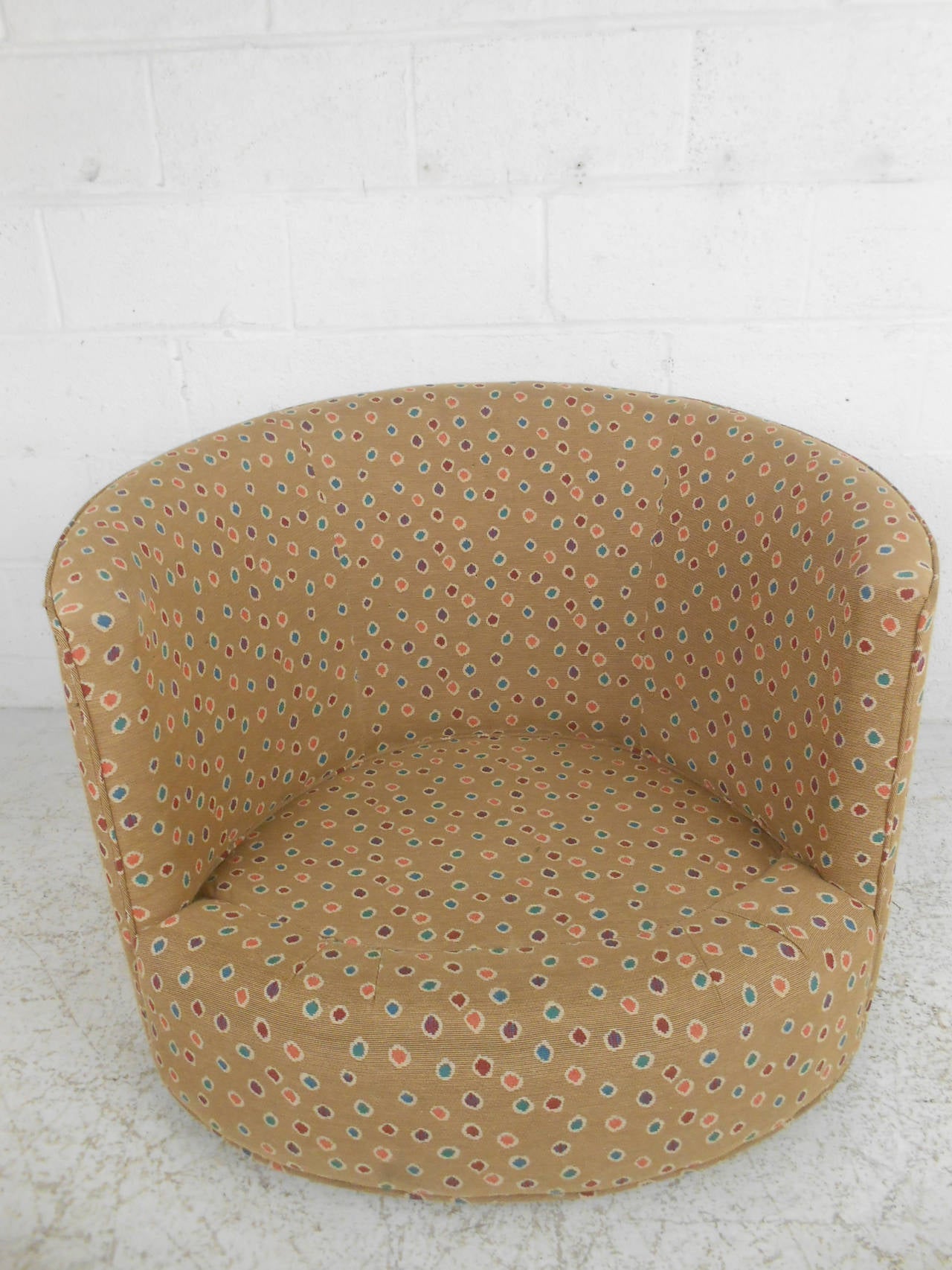 20th Century Mid-Century Modern Milo Baughman Style Barrel Back Swivel Chair For Sale