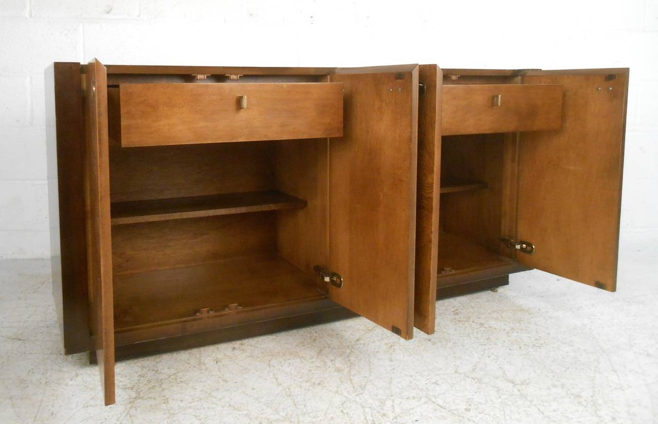 Exquisite Mid-Century Modern Burlwood Credenza In Good Condition In Brooklyn, NY