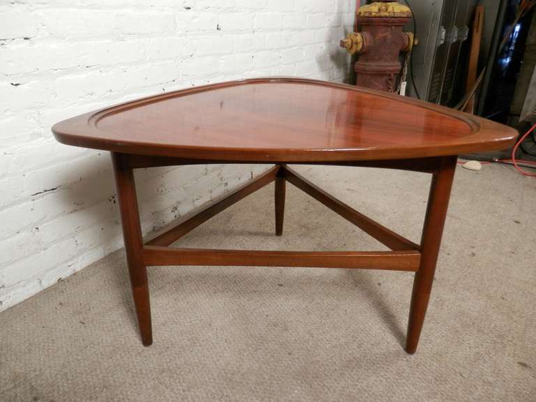 Vintage modern walnut table in the style of Ejnar and Lars Peder Pedersen. Attractive side table with raised edge, sleek legs and striking walnut grain.

(Please confirm item location - NY or NJ - with dealer)
