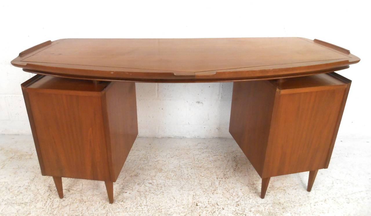 Mid-Century Modern American Walnut Floating Top Desk In Good Condition In Brooklyn, NY