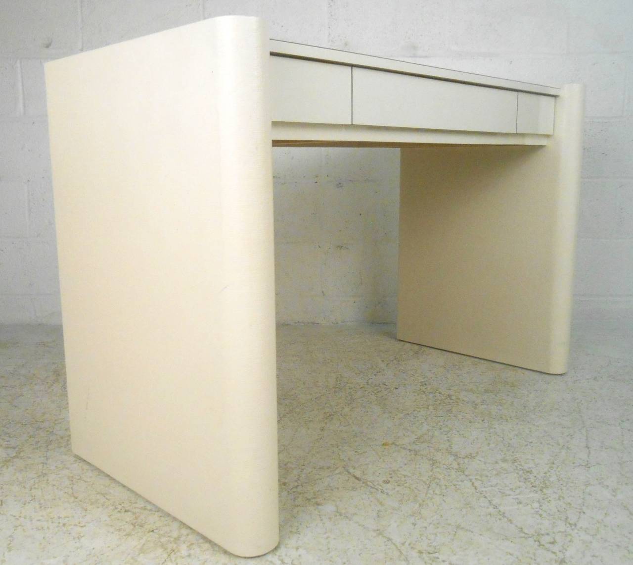 Unique Mid-Century Modern Springer Style Writing Desk or Vanity In Good Condition In Brooklyn, NY
