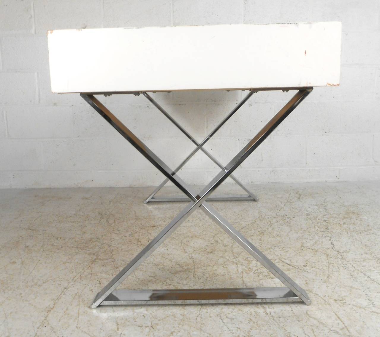 Mid-Century Modern Bureau de campagne vintage dans le style de Milo Baughman en vente