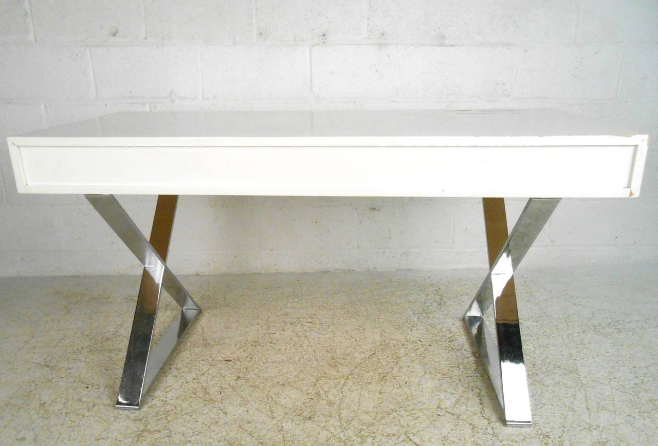 Vintage Campaign Desk in the Style of Milo Baughman In Good Condition For Sale In Brooklyn, NY