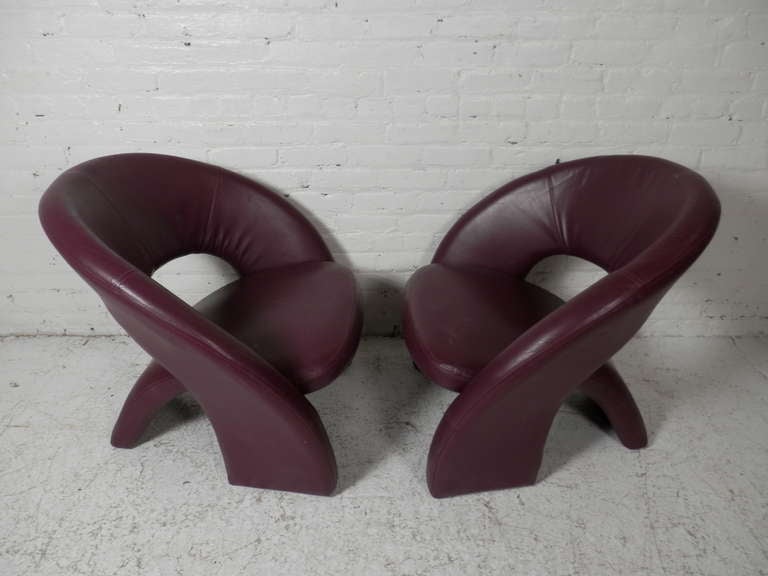 Pair of barrel back vintage modern leather chairs. Very groovy 'tongue' shape sculpted lounge chairs.

(Please confirm item location - NY or NJ - with dealer)